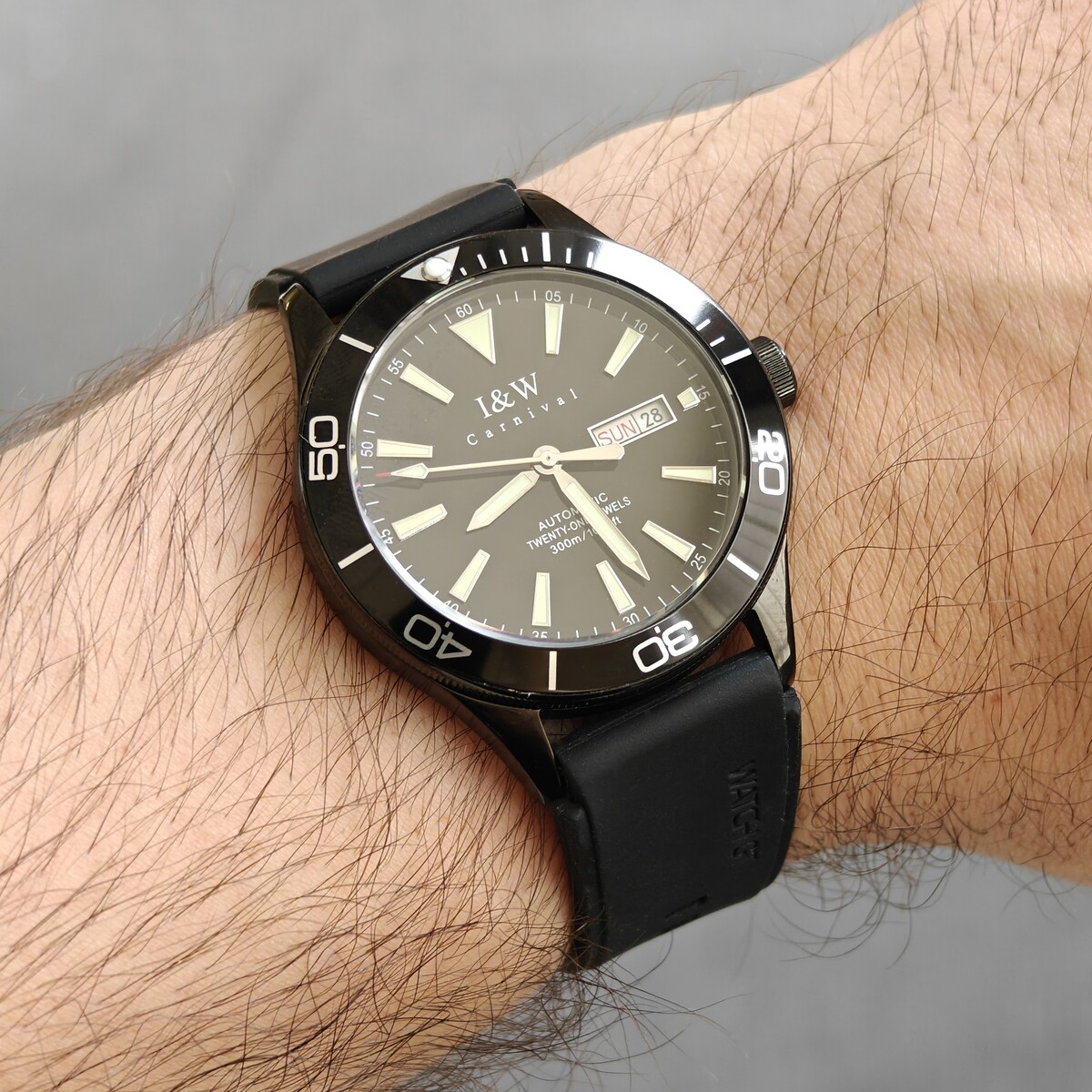 Купити Carnival Shark Sport Black 10 Bar, 2 ремінці